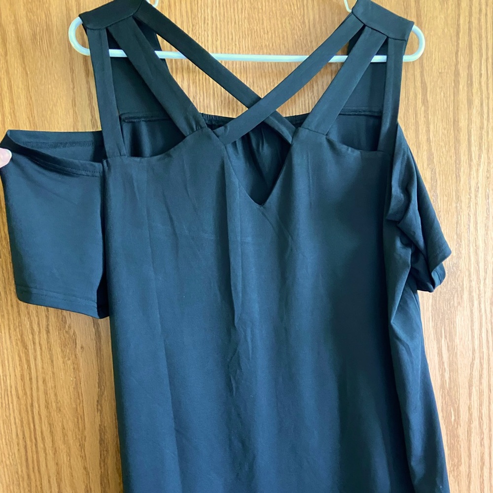 Black criss cross cold shoulder top!